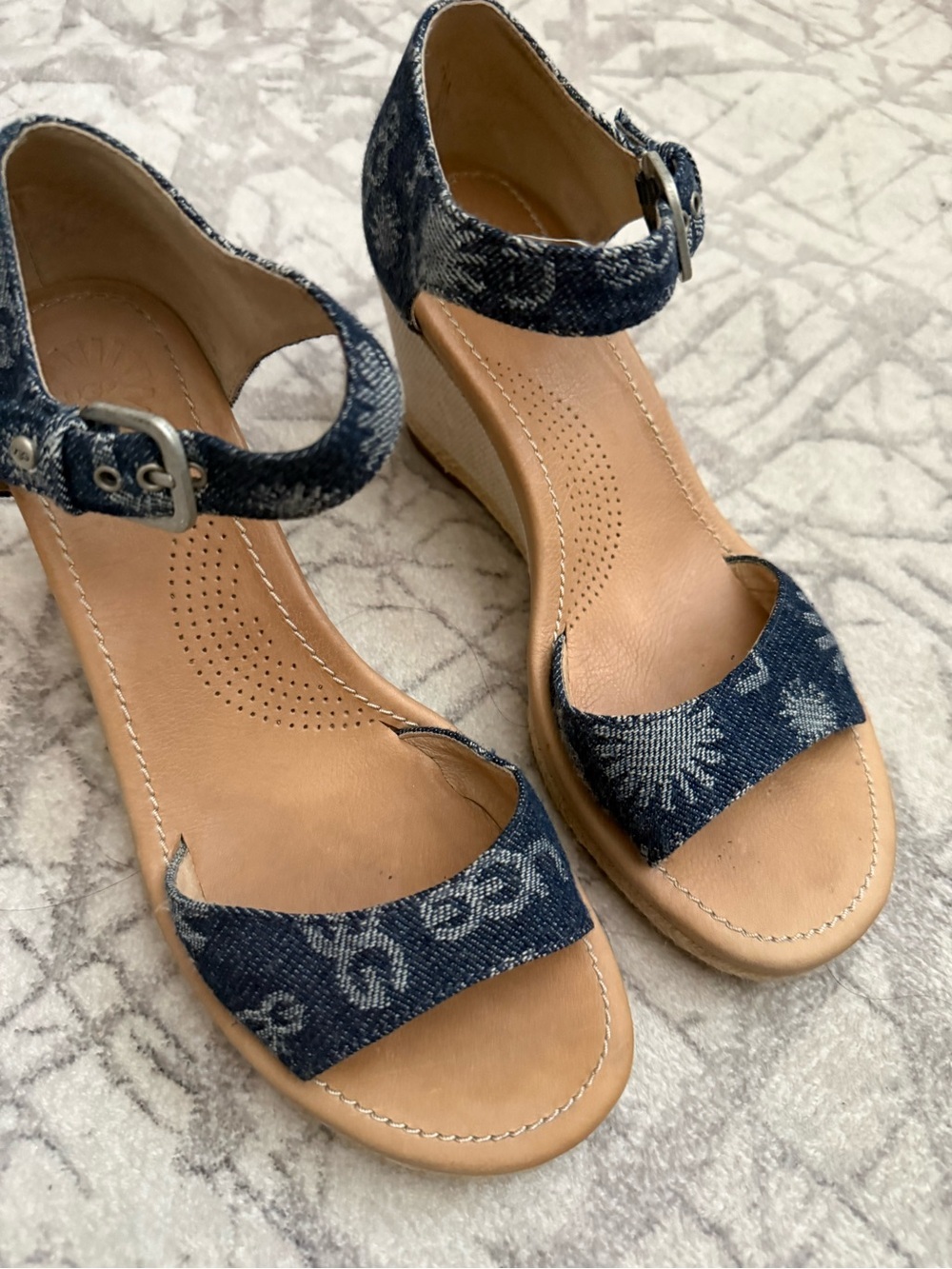 UGG Atasha Denim Wedge Sandals Size 8 Logo Jacquard Comfort Espadrille - Picture 9 of 10